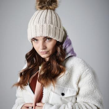 Bonnet epais avec pompon en fausse fourrure