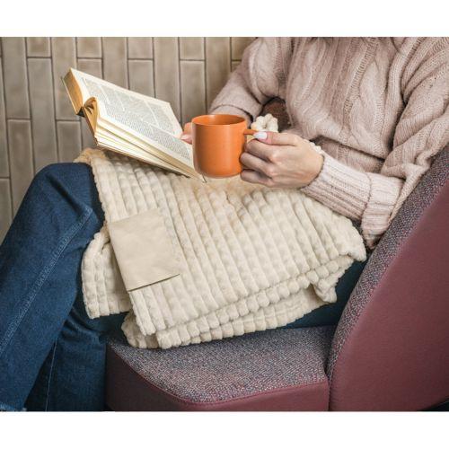 CELINE. Couverture en polyester recyclé (100% rPET)