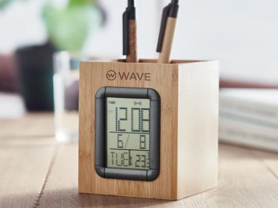 Porte-stylo en bambou avec calendrier numérique, réveil et thermomètre.